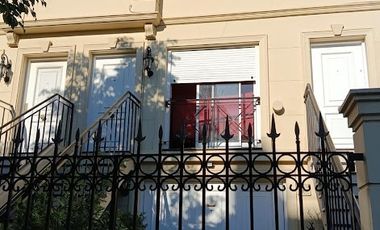 Casa en alquiler c/ cochera en Flores