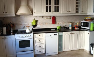 Casa en alquiler c/ cochera en Flores