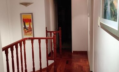 Casa en alquiler c/ cochera en Flores