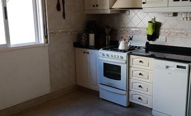 Casa en alquiler c/ cochera en Flores