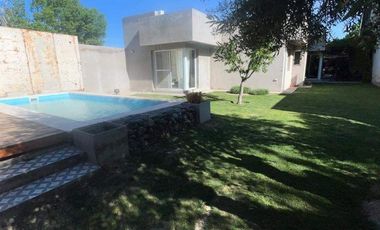 Casa en venta c/ cochera en Luján de Cuyo