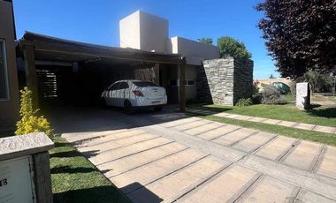 Casa en venta c/ cochera en Luján de Cuyo