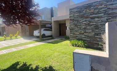 Casa en venta c/ cochera en Luján de Cuyo