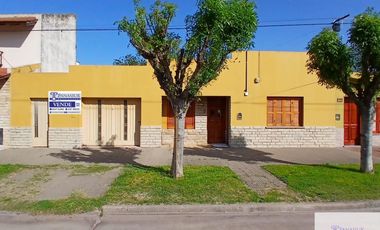 Casa en venta c/ cochera en 9 de Julio