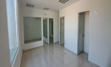 Excelente oficina ubicada cerca de Plaza las Américas, casi esquina con av. Nichupté