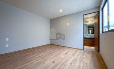 Casa en venta en Metepec con 4 habitaciones, una en planta baja