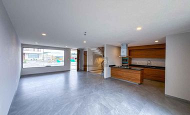 Casa en venta en Metepec con 4 habitaciones, una en planta baja