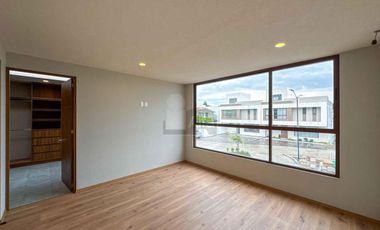 Casa en venta en Metepec con 4 habitaciones, una en planta baja