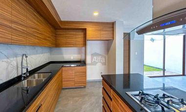 Casa en venta en Metepec con 4 habitaciones, una en planta baja