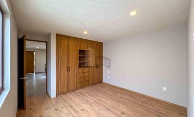 Casa en venta en Metepec con 4 habitaciones, una en planta baja