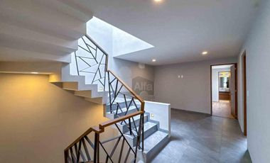 Casa en venta en Metepec con 4 habitaciones, una en planta baja