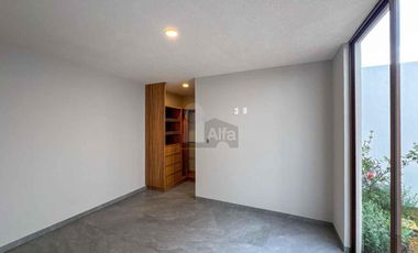 Casa en venta en Metepec con 4 habitaciones, una en planta baja