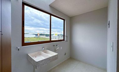 Casa en venta en Metepec con 4 habitaciones, una en planta baja