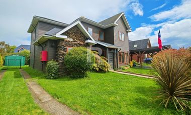 ESPECTACULAR CASA EN EL MEJOR BARRIO URBANO DE PUERTO VARAS