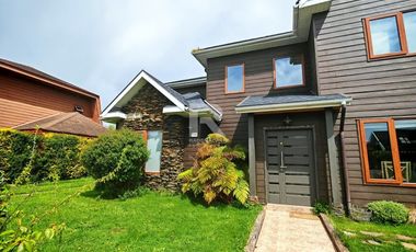 ESPECTACULAR CASA EN EL MEJOR BARRIO URBANO DE PUERTO VARAS