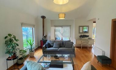 ESPECTACULAR CASA EN EL MEJOR BARRIO URBANO DE PUERTO VARAS