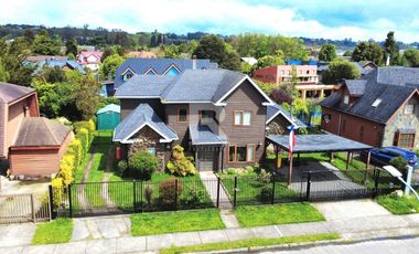 ESPECTACULAR CASA EN EL MEJOR BARRIO URBANO DE PUERTO VARAS