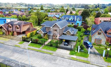ESPECTACULAR CASA EN EL MEJOR BARRIO URBANO DE PUERTO VARAS