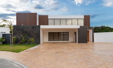 CASA EN VENTA MERIDA, PRIVADA JARDINES DE LA REJOYADA, ENTREGA INMEDIATA.