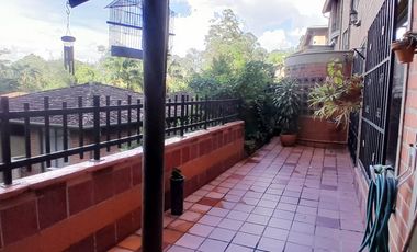 Vendo Casa en Sabaneta zona colegio el Carmelo (S)