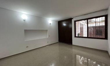 Se Vende Departamento Triplex en Chorrillos con 2 estacionamientos