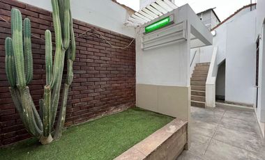 Se Vende Departamento Triplex en Chorrillos con 2 estacionamientos