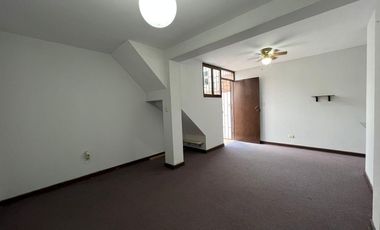 Se Vende Departamento Triplex en Chorrillos con 2 estacionamientos