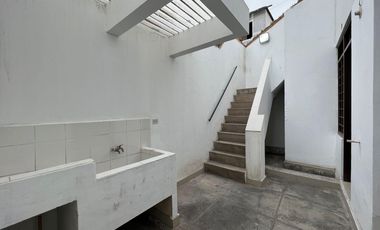 Se Vende Departamento Triplex en Chorrillos con 2 estacionamientos