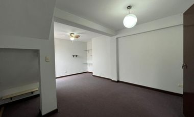Se Vende Departamento Triplex en Chorrillos con 2 estacionamientos