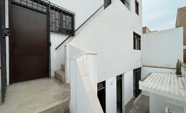Se Vende Departamento Triplex en Chorrillos con 2 estacionamientos