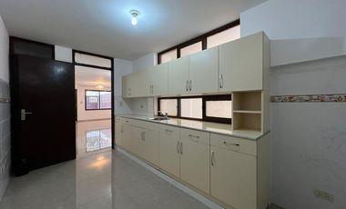 Se Vende Departamento Triplex en Chorrillos con 2 estacionamientos