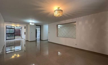 Se Vende Departamento Triplex en Chorrillos con 2 estacionamientos