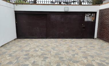 Se Vende Departamento Triplex en Chorrillos con 2 estacionamientos