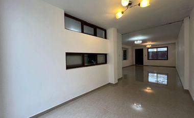 Se Vende Departamento Triplex en Chorrillos con 2 estacionamientos