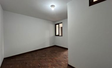 Se Vende Departamento Triplex en Chorrillos con 2 estacionamientos
