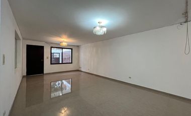 Se Vende Departamento Triplex en Chorrillos con 2 estacionamientos