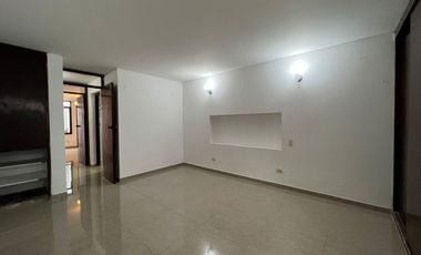 Se Vende Departamento Triplex en Chorrillos con 2 estacionamientos