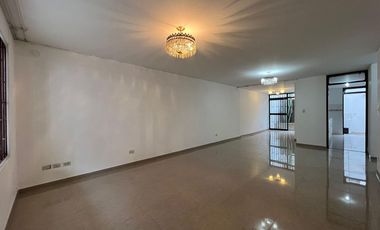 Se Vende Departamento Triplex en Chorrillos con 2 estacionamientos