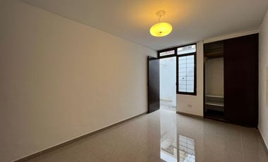 Se Vende Departamento Triplex en Chorrillos con 2 estacionamientos