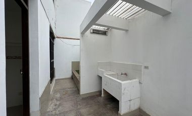 Se Vende Departamento Triplex en Chorrillos con 2 estacionamientos