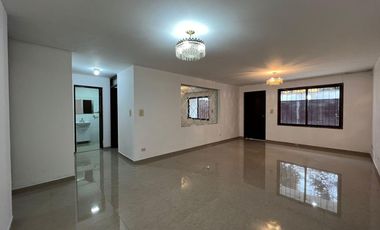 Se Vende Departamento Triplex en Chorrillos con 2 estacionamientos