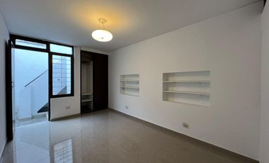 Se Vende Departamento Triplex en Chorrillos con 2 estacionamientos