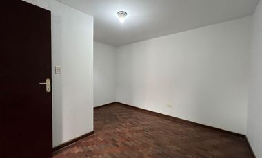 Se Vende Departamento Triplex en Chorrillos con 2 estacionamientos