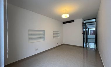 Se Vende Departamento Triplex en Chorrillos con 2 estacionamientos
