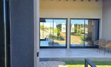 VENTA CASA SENDEROS IV COSTA ESMERALDA 5 AMBIENTES