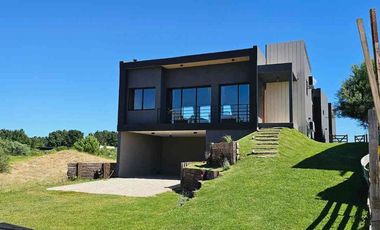 VENTA CASA SENDEROS IV COSTA ESMERALDA 5 AMBIENTES