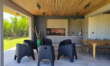 VENTA CASA SENDEROS IV COSTA ESMERALDA 5 AMBIENTES