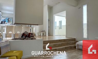 Casa en venta c/ cochera en Mar de las Pampas