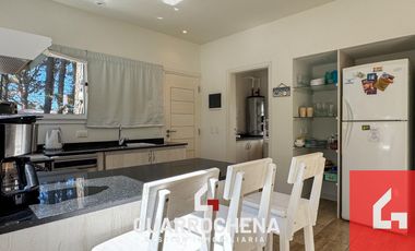 Casa en venta c/ cochera en Mar de las Pampas
