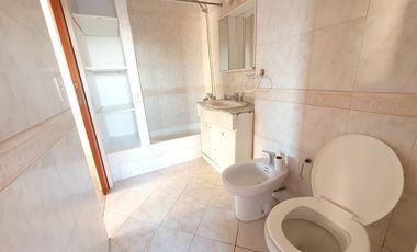 Departamento de 3 Ambientes con Balcón, Cerca de Panamericana y Av. Mitre- En Alquiler